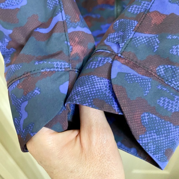 ❤️💜Lululemon Rain for Daze Jacket II Hounds Camo Emperor Blue Black Size 6💜❤️ - Picture 4 of 8